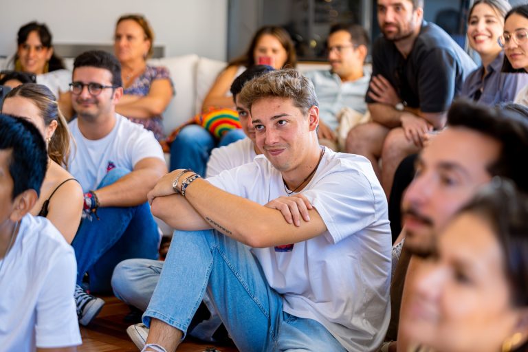 Groupe de jeunes adultes écoutant attentivement ensemble