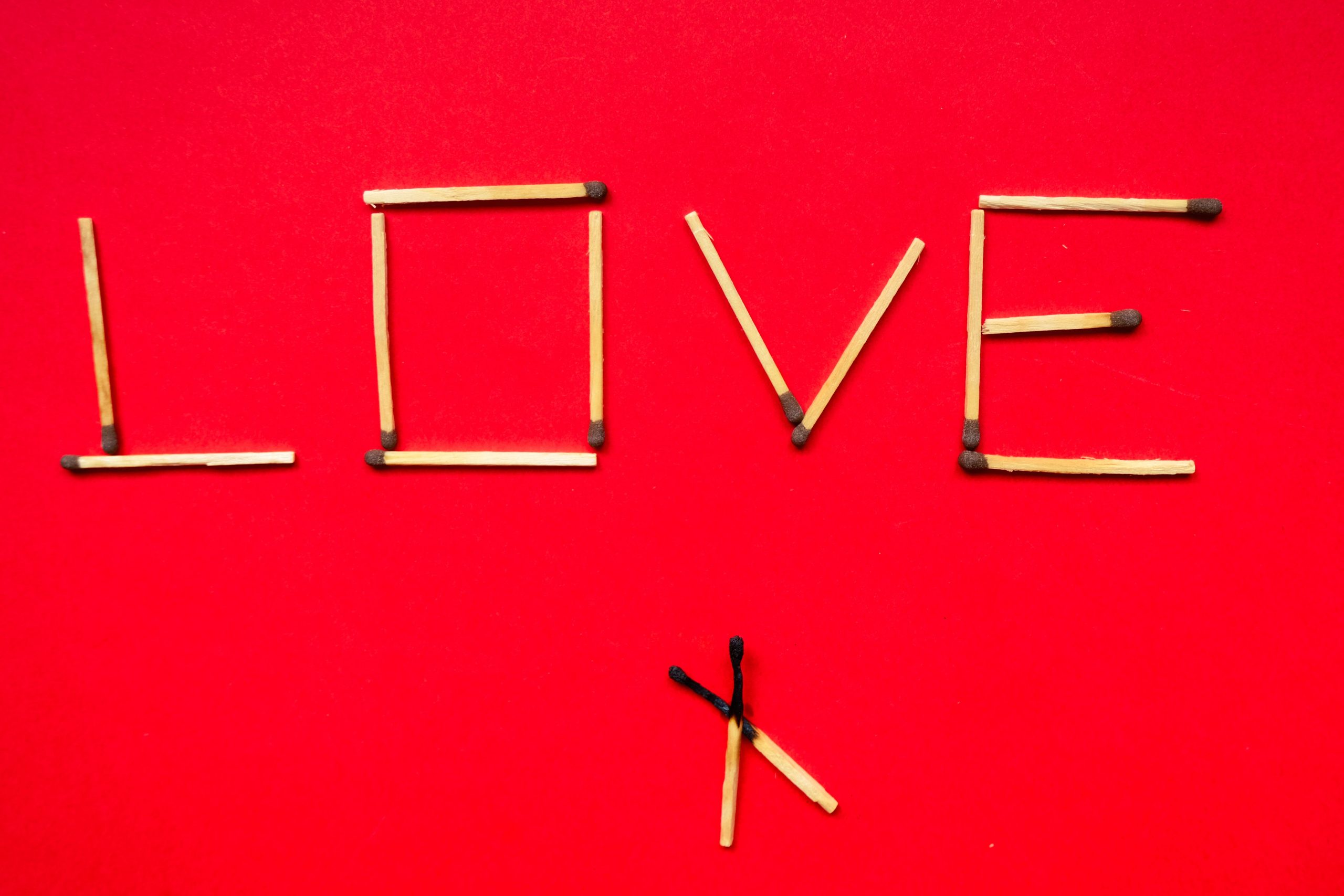 Allumettes formant le mot amour fond rouge