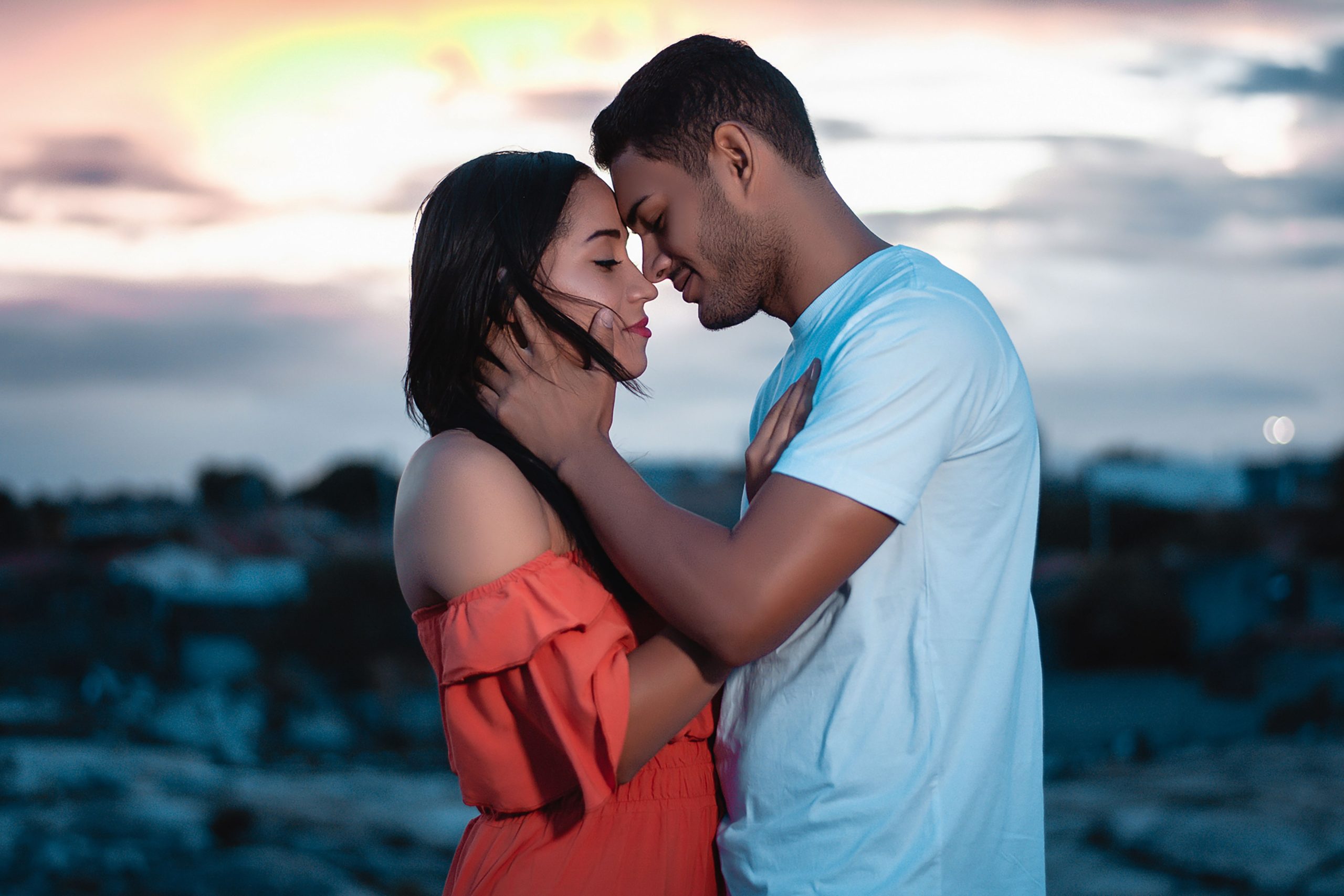 Couple enlacé coucher soleil romance togetherness