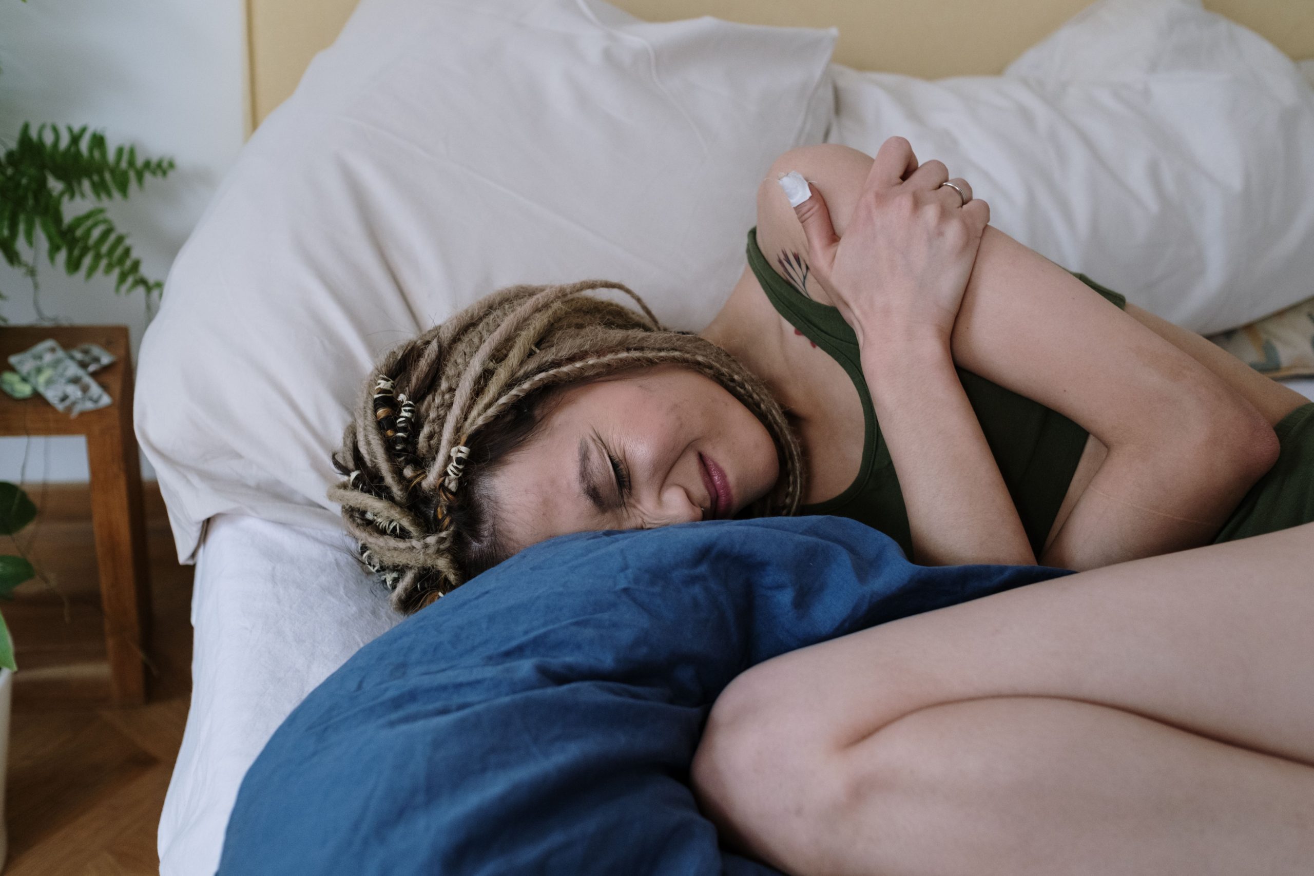 Femme souffrant de crampe nocturne intense