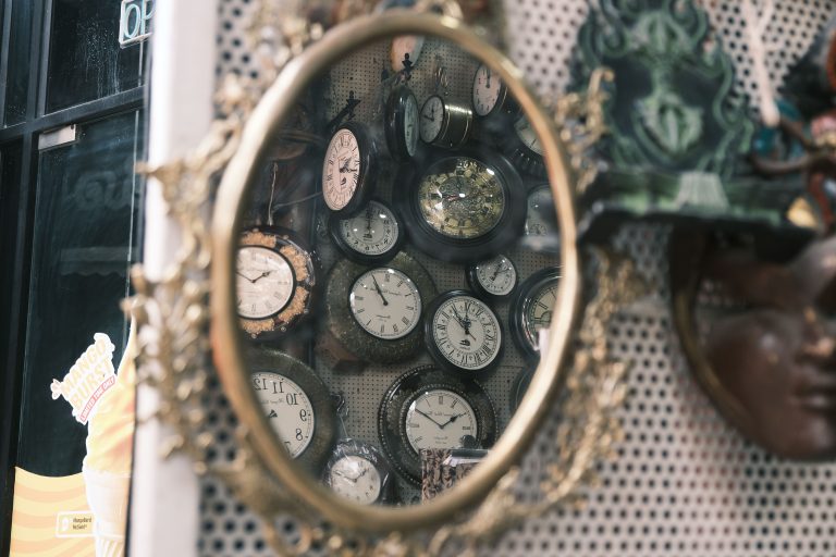 Collection de montres vintage reflétées dans miroir antique