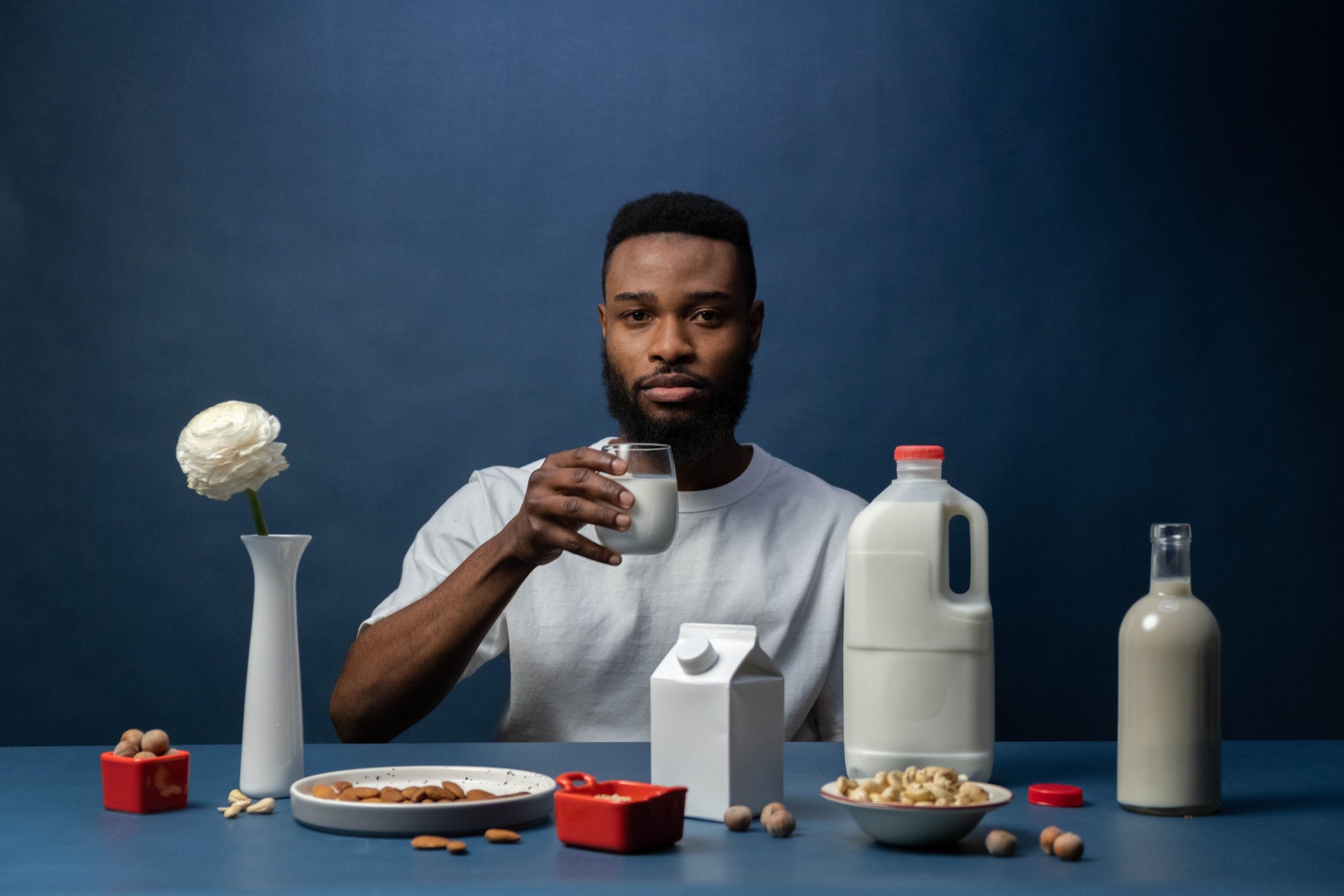 Homme buvant lait amande petit dejeuner sain