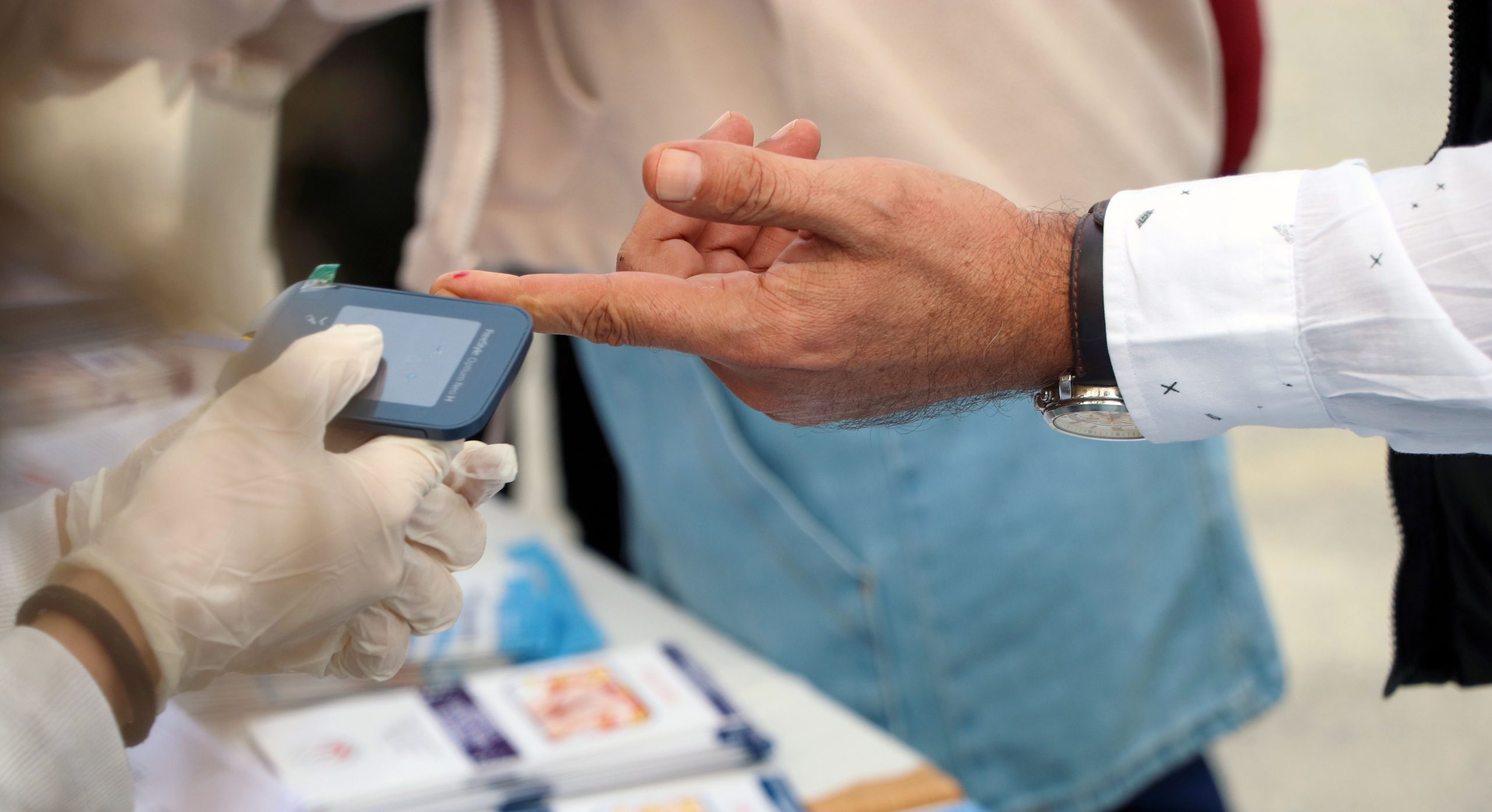 Professionnel de santé mesure glycémie en public
