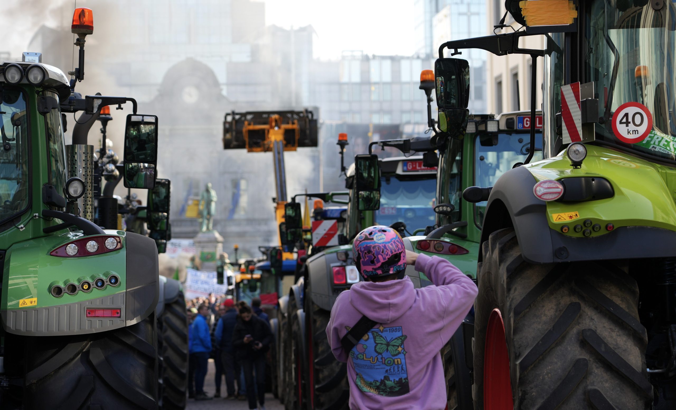 Agriculteurs manifestant dans rue avec tracteurs