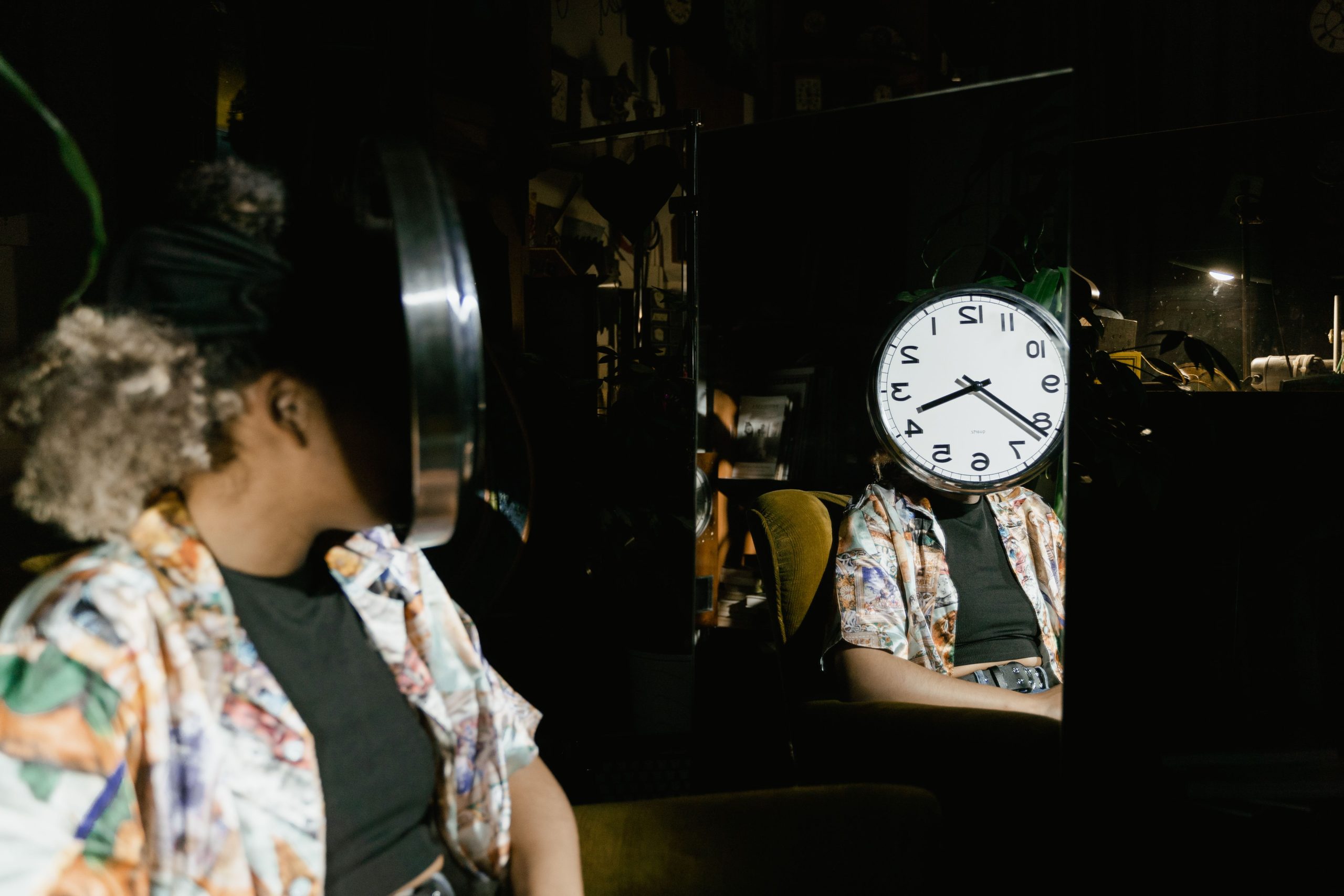 Femme artistique avec horloge remplaçant son visage