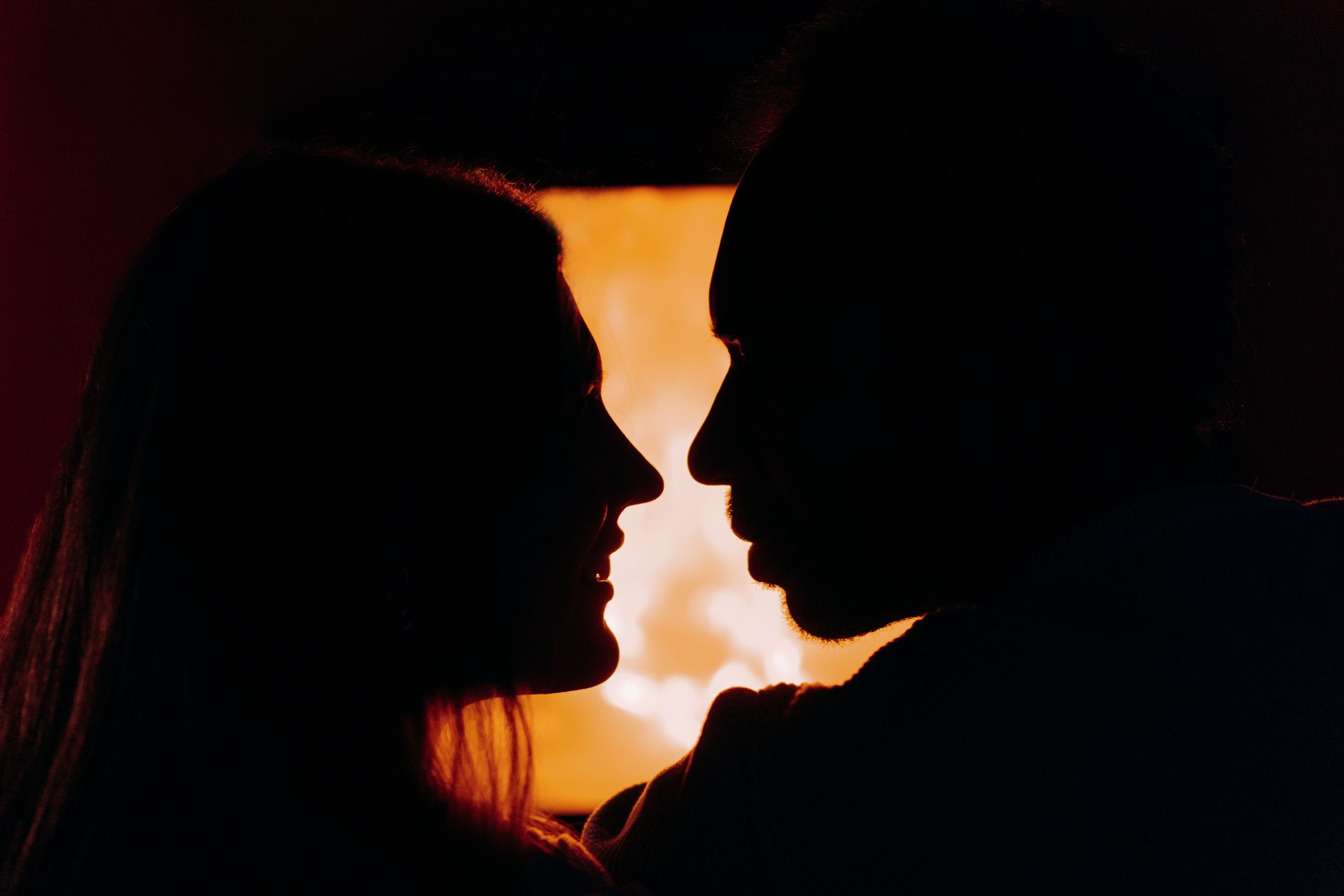 Silhouette couple moment romantique cheminee feu