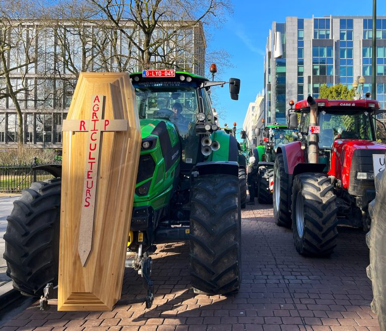 Tracteurs en manifestation agricole urbaine