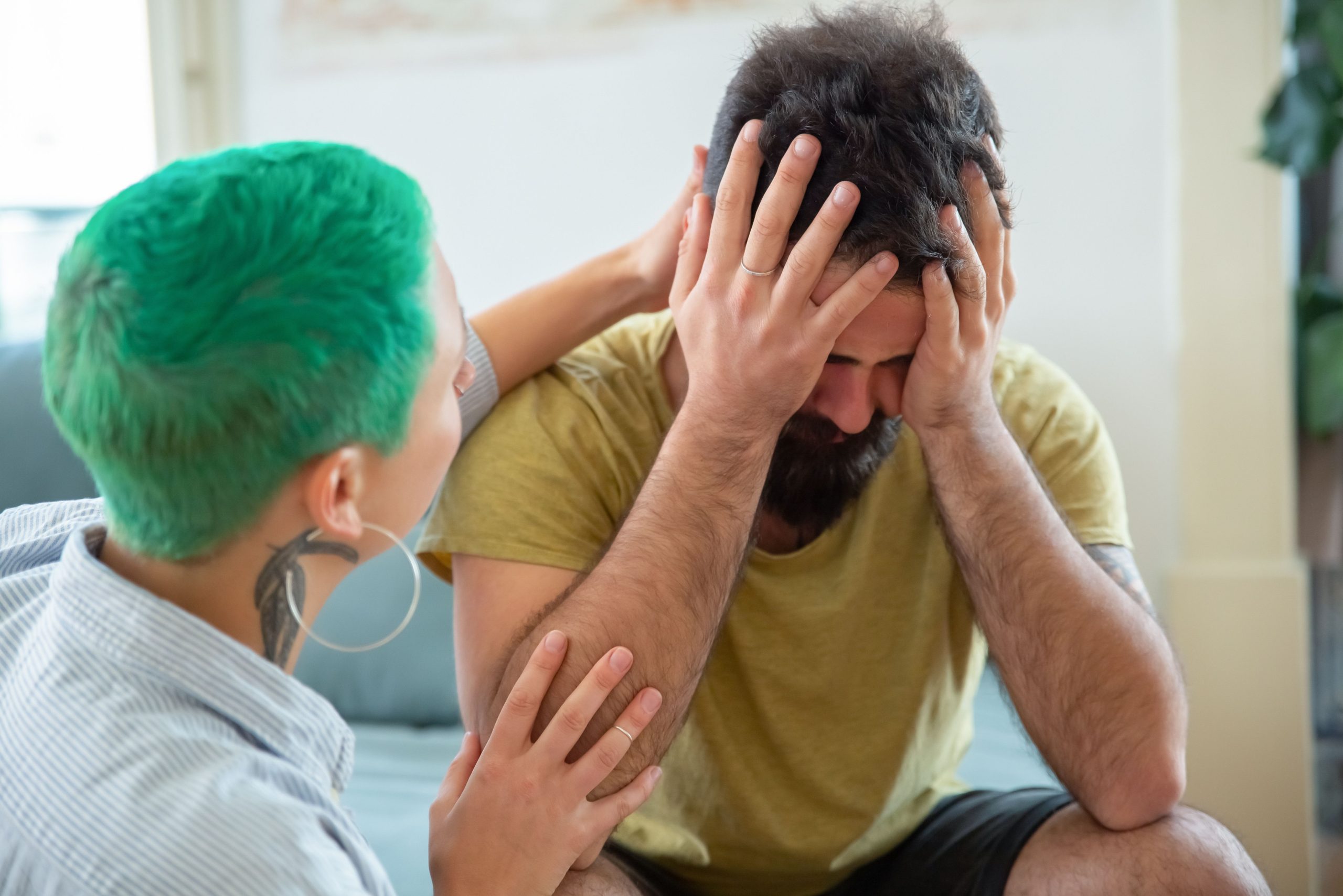 Femme offrant soutien émotionnel à un homme stressé