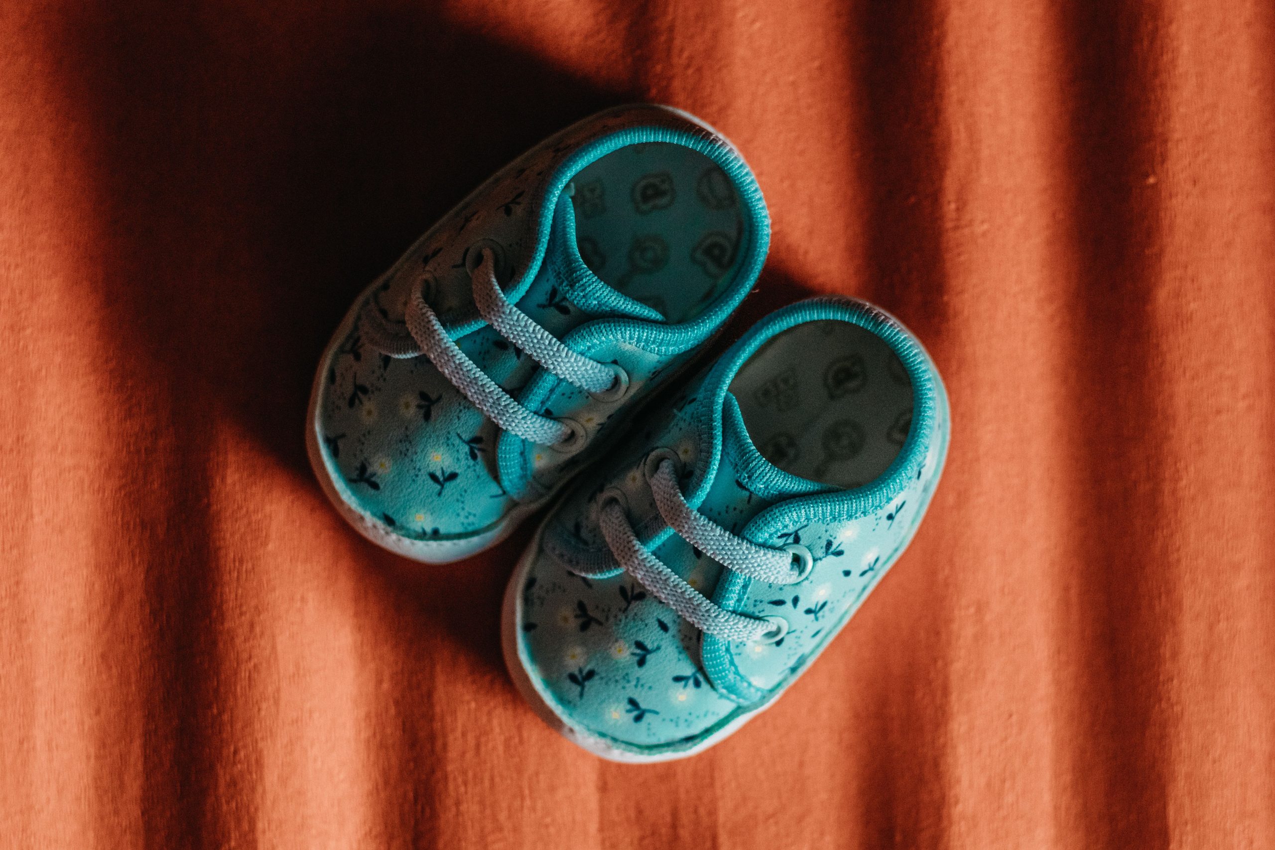 Petites chaussures bébé bleu sur tissu