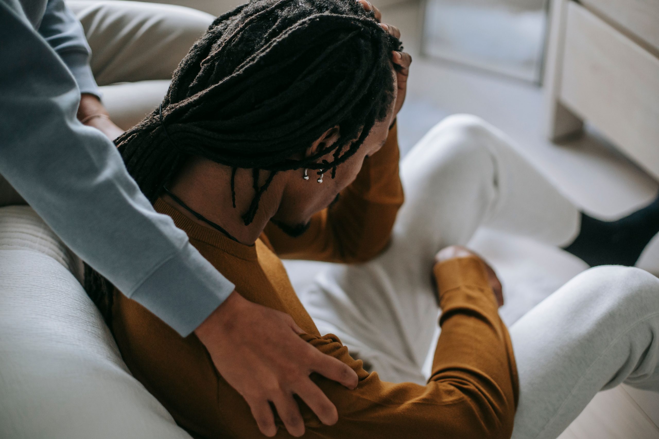 Jeune couple noir se calmant mutuellement avec tendresse