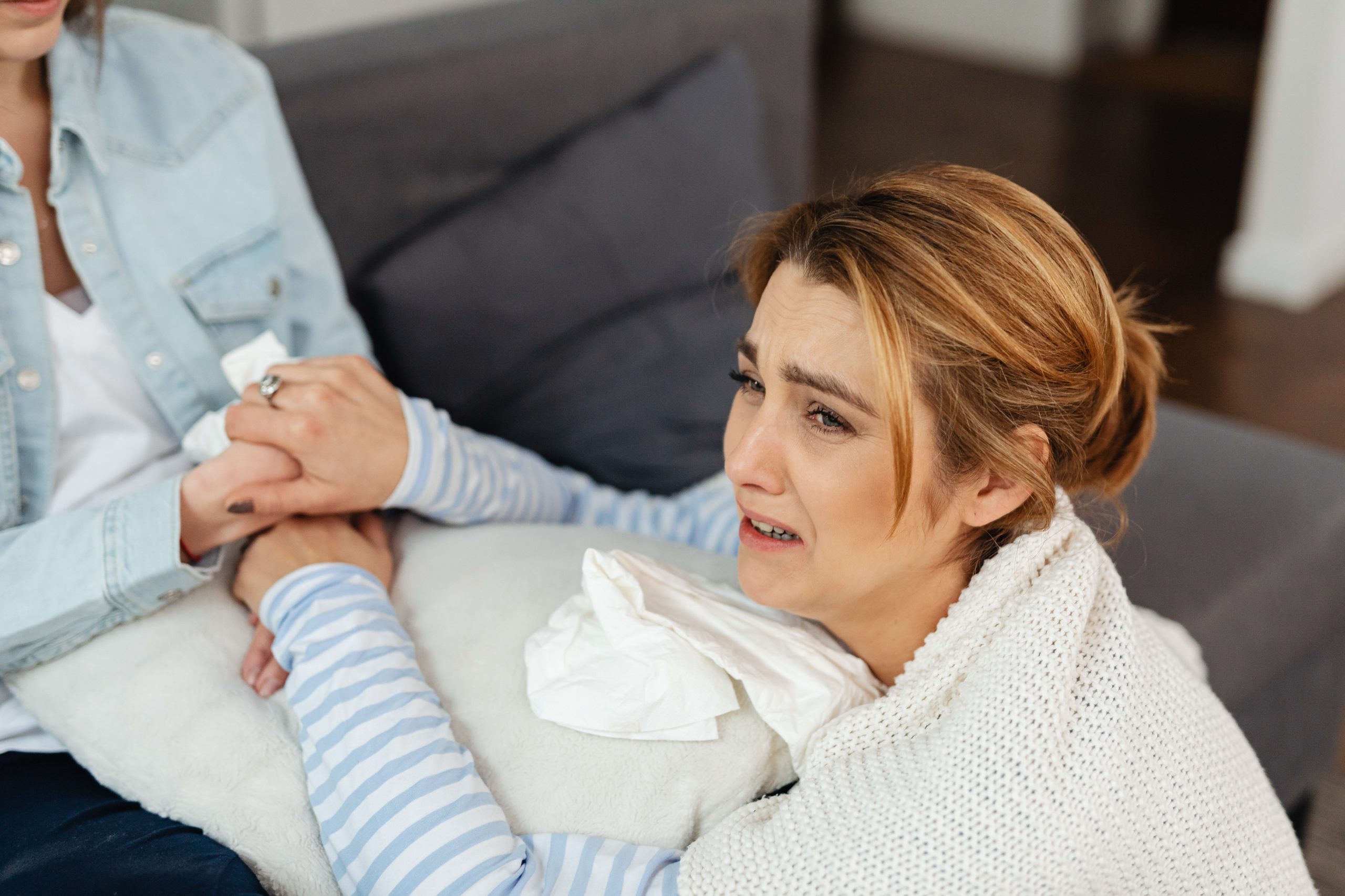 Femme pleurant réconfortée par son amie avec empathie
