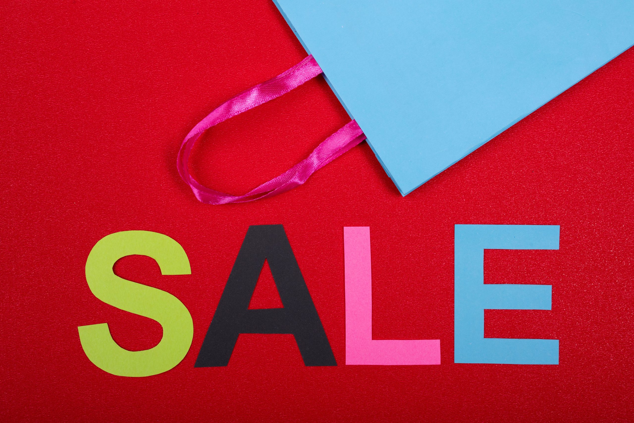 Design coloré soldes avec lettres et sac bleu
