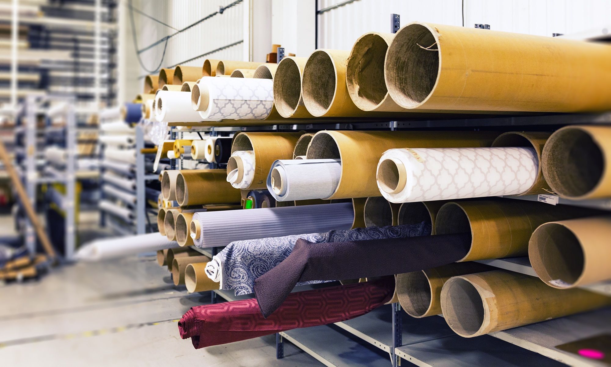 Rouleaux de textile stockés en usine