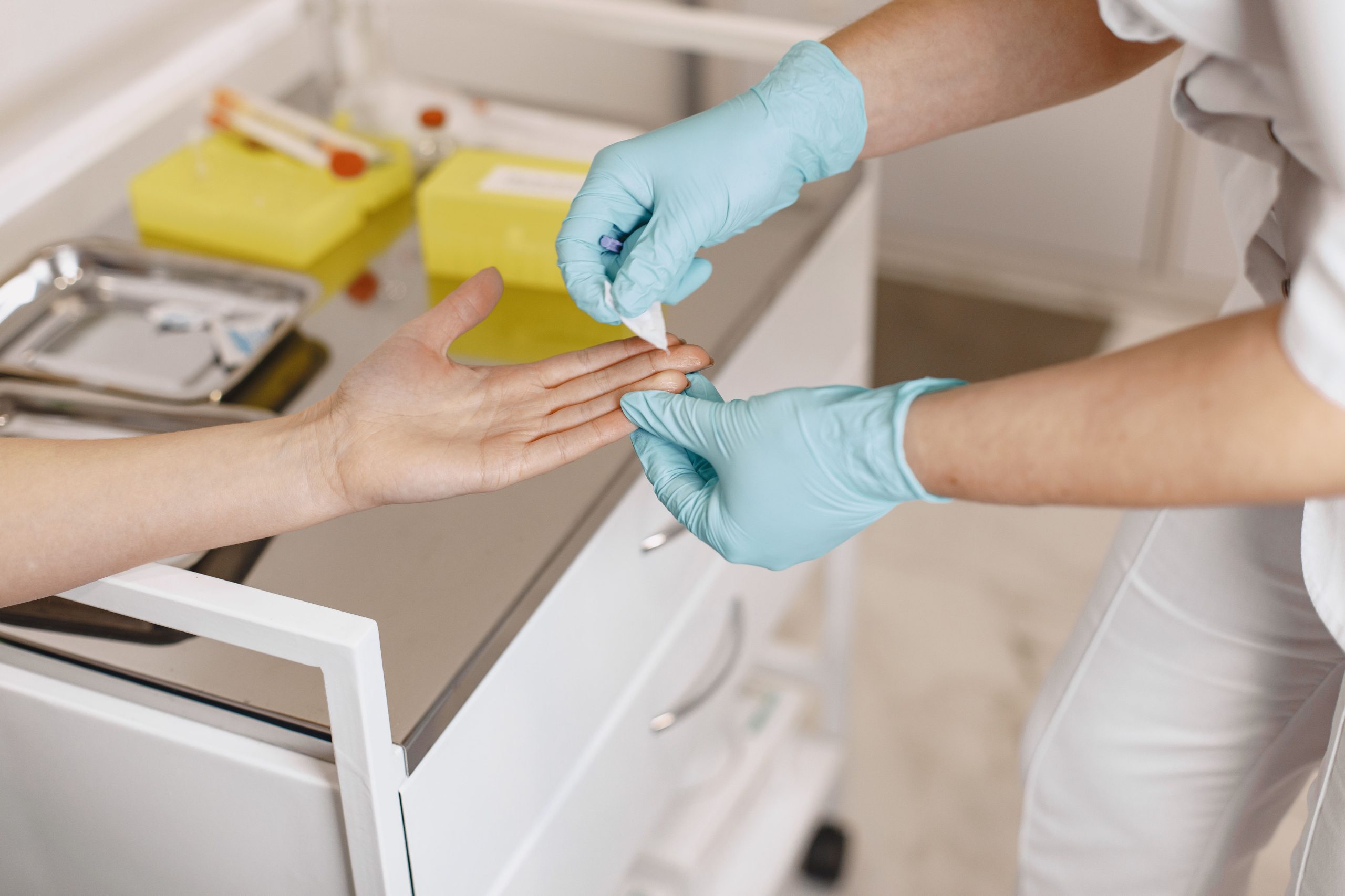 Professionnel appliquant pansement sur doigt blessé
