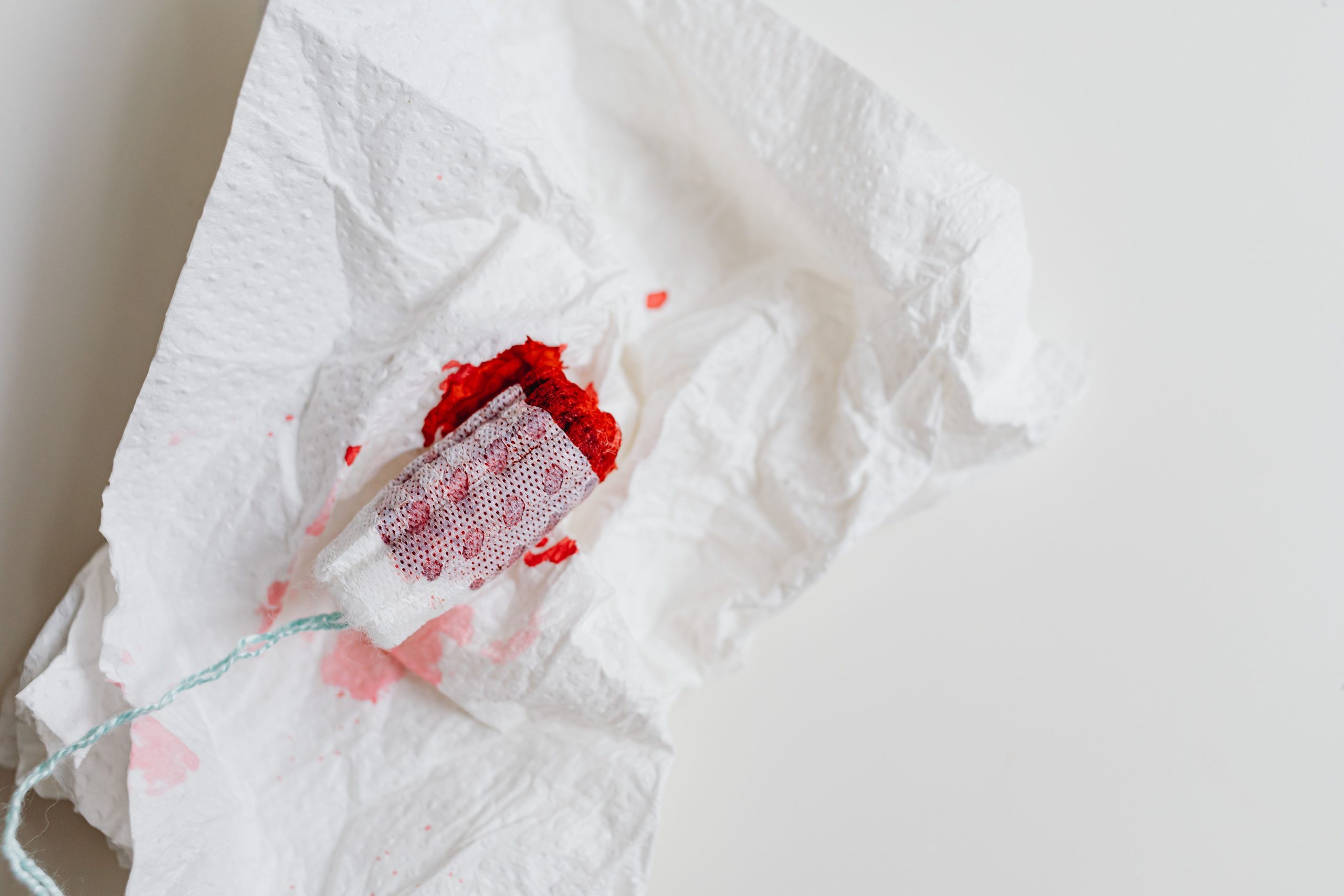 Tampon usagé sur tissu blanc