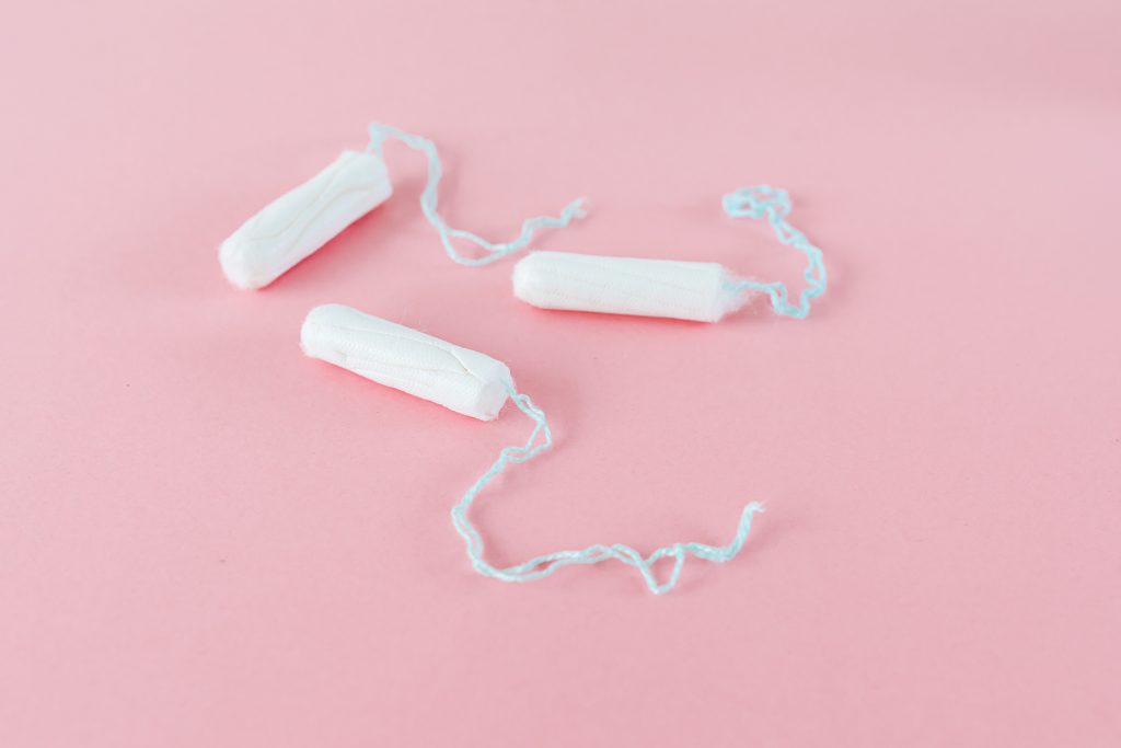 Quatre tampons sur fond rose