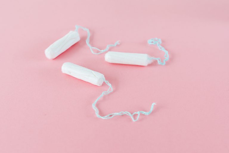 Quatre tampons sur fond rose