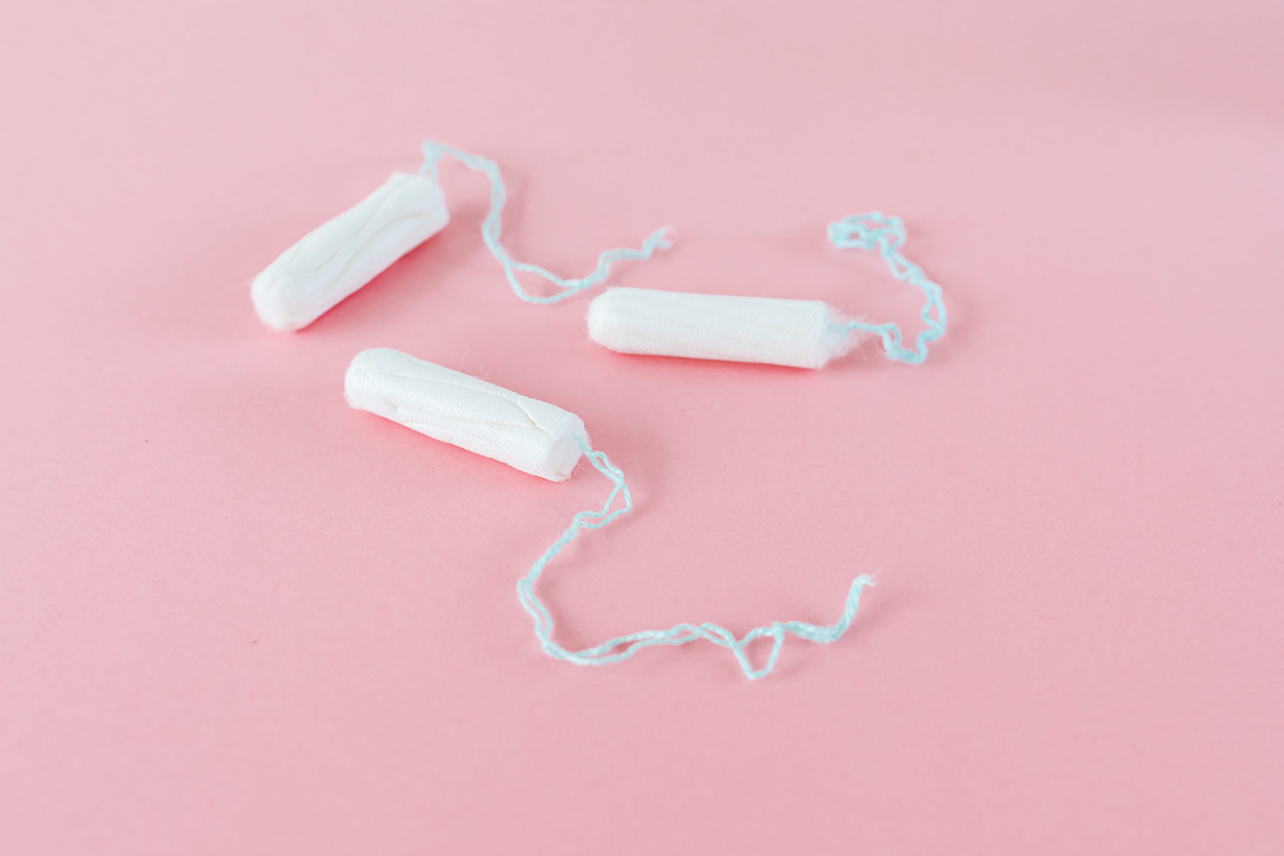 Quatre tampons sur fond rose
