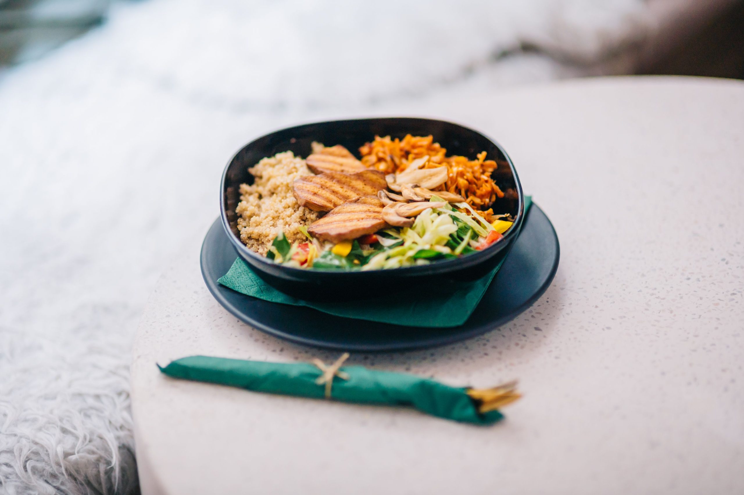 Bol de poulet grillé au quinoa et légumes