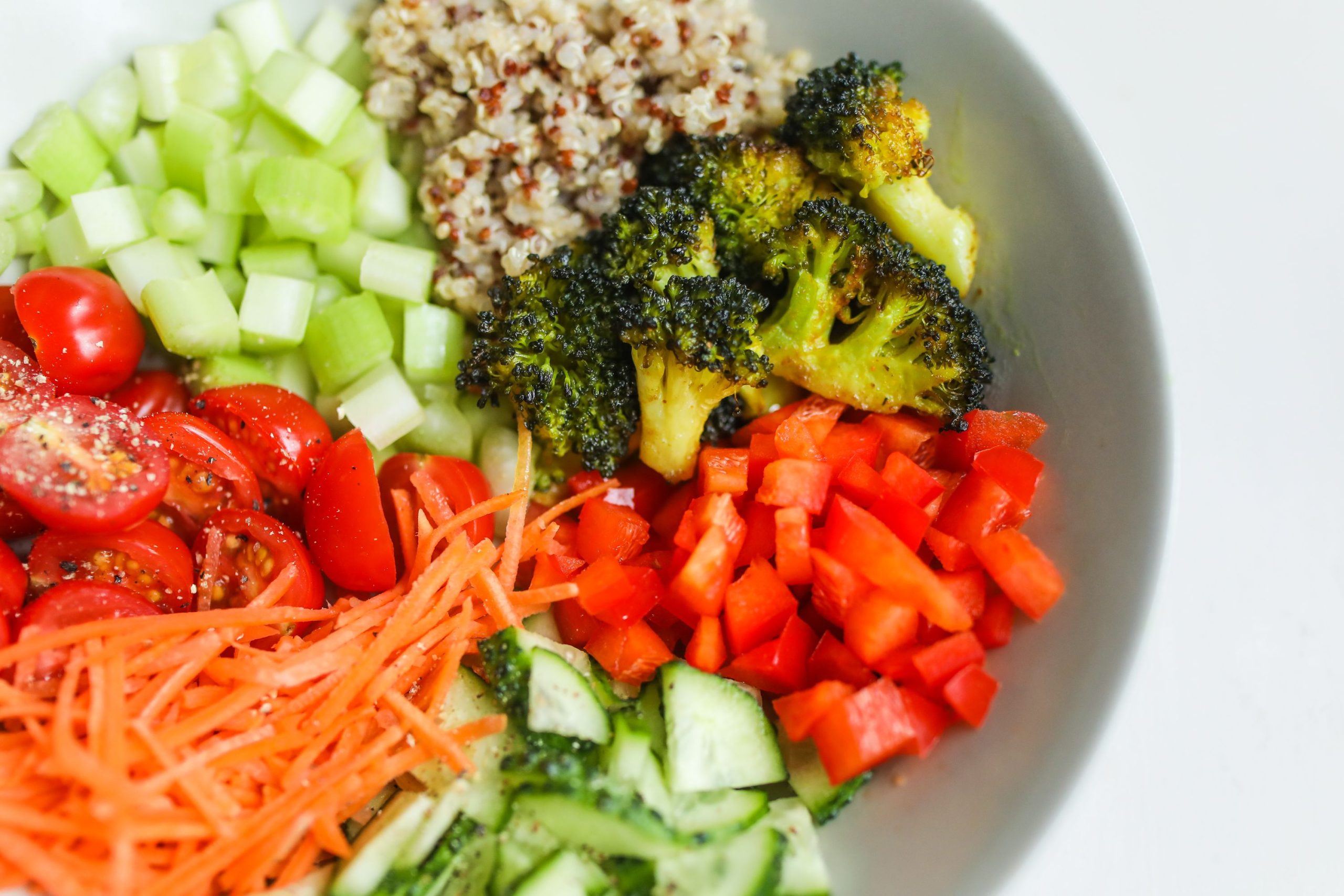 Bol de salade nutritive avec quinoa et légumes