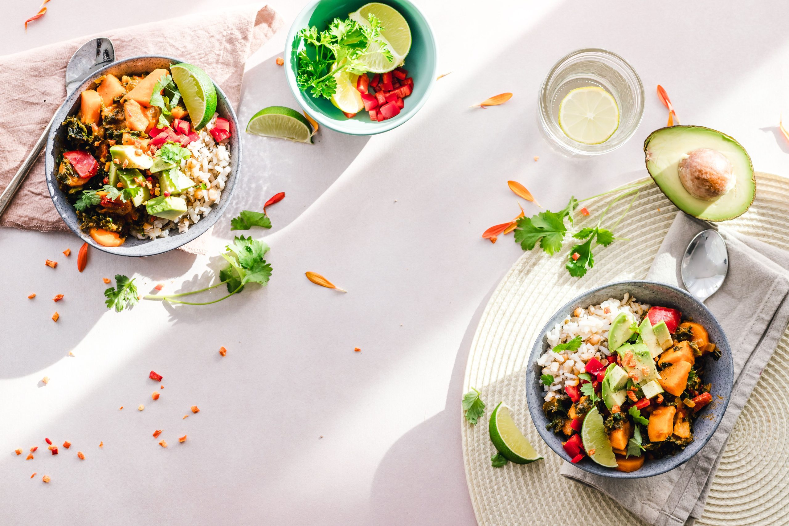 Bols vegan garnis de légumes frais vus de dessus