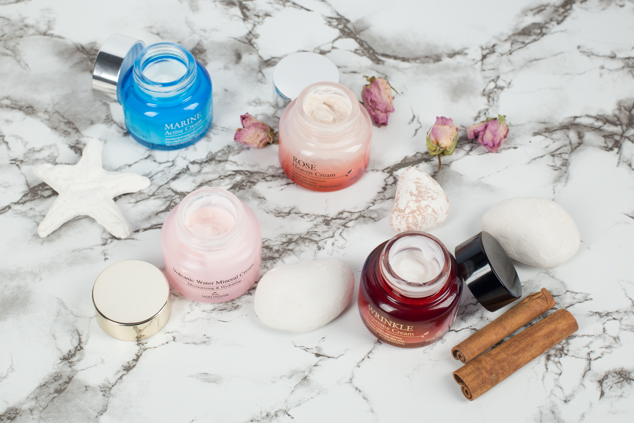Crèmes soins naturels surface marbre élégante