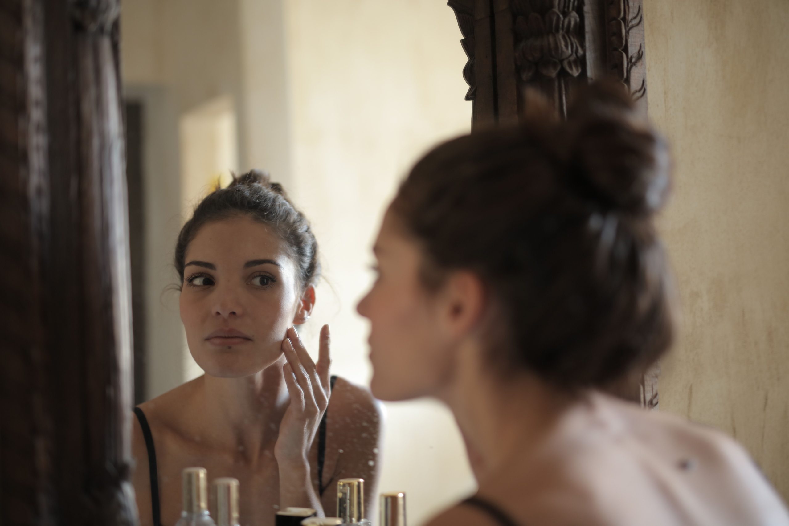 Femme routine soin peau matin miroir