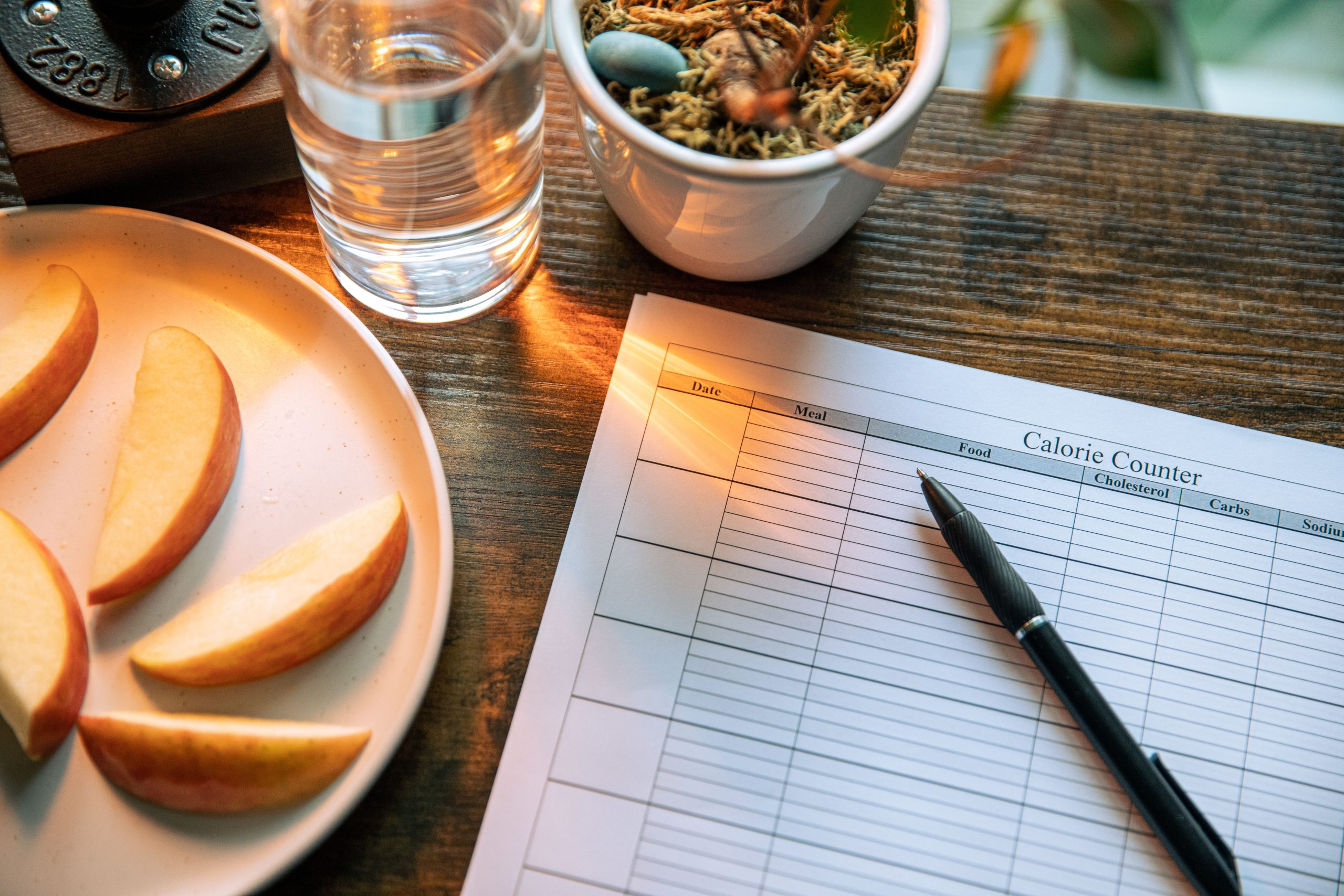 Pomme, verre d'eau et compteur de calories