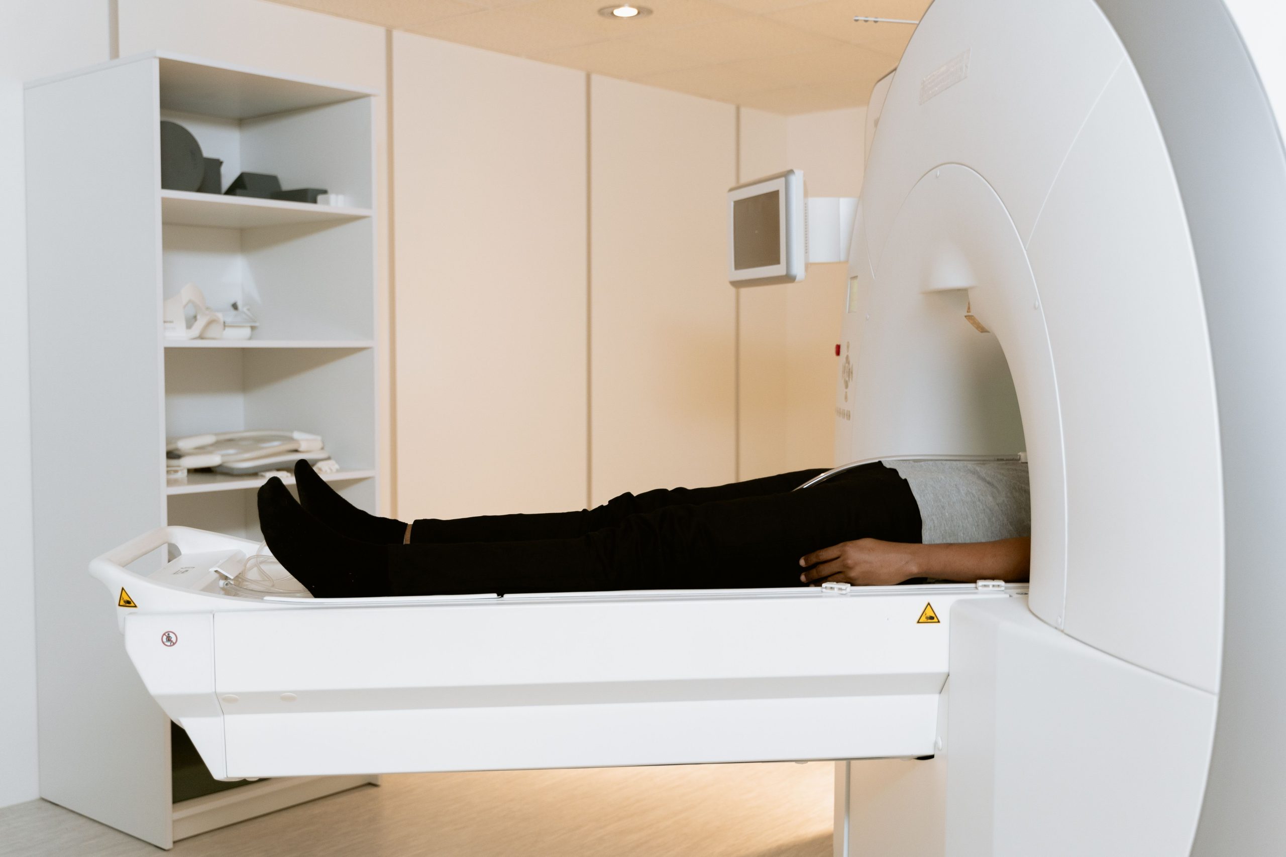 Patient allongé pendant un examen IRM