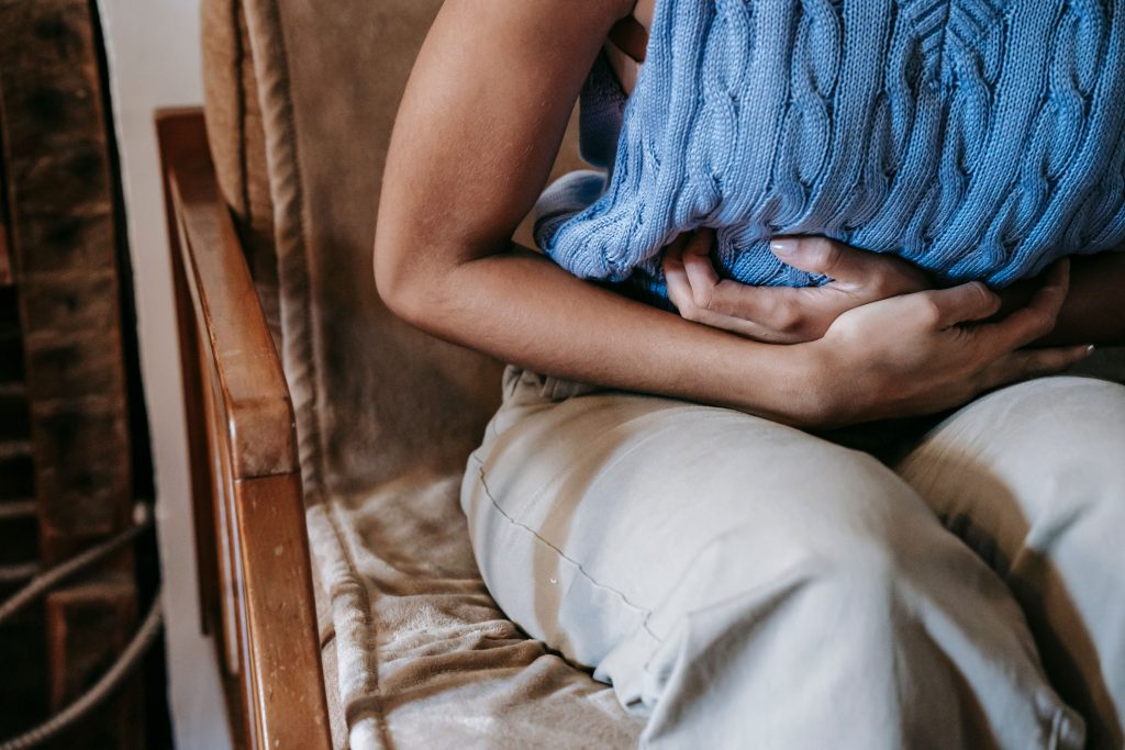 Femme touchant son ventre souffrant de crampes