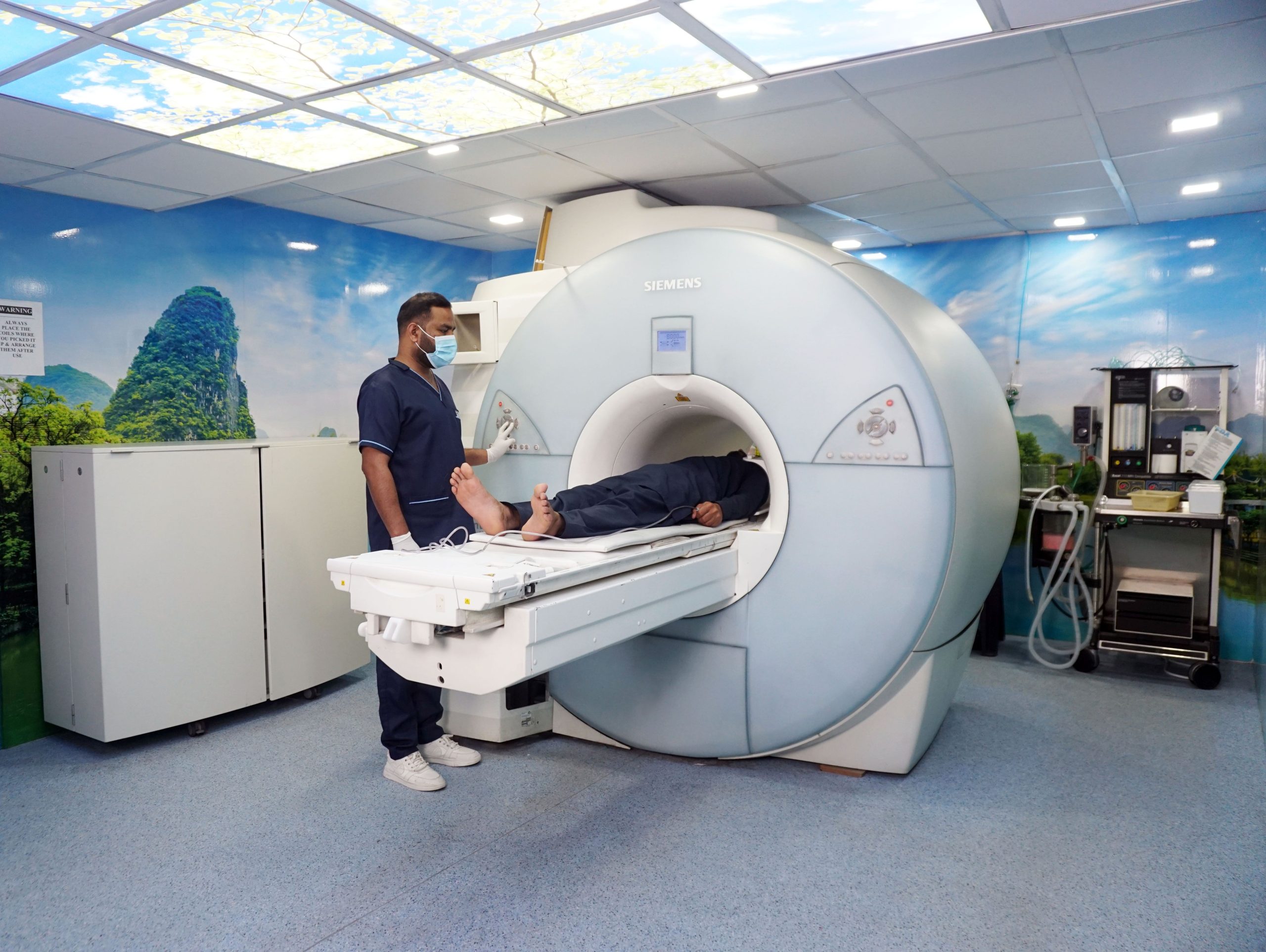 Technicien médical assistant un patient dans une IRM