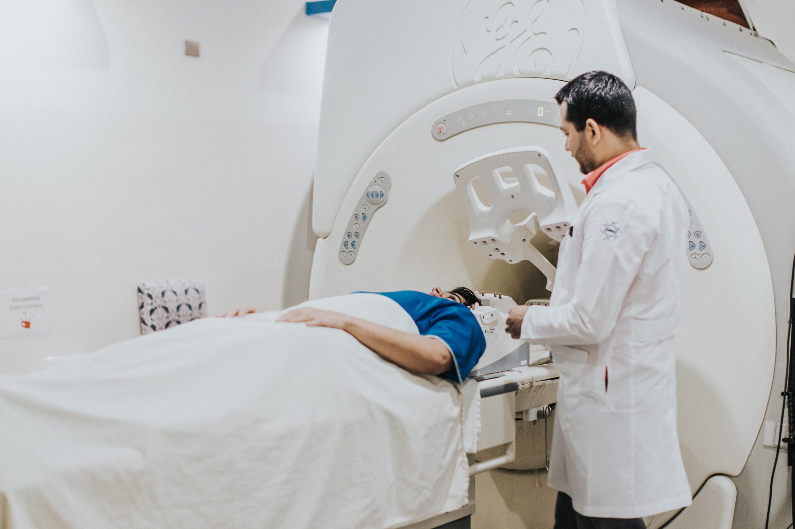 Médecin accompagnant un patient dans un scanner IRM