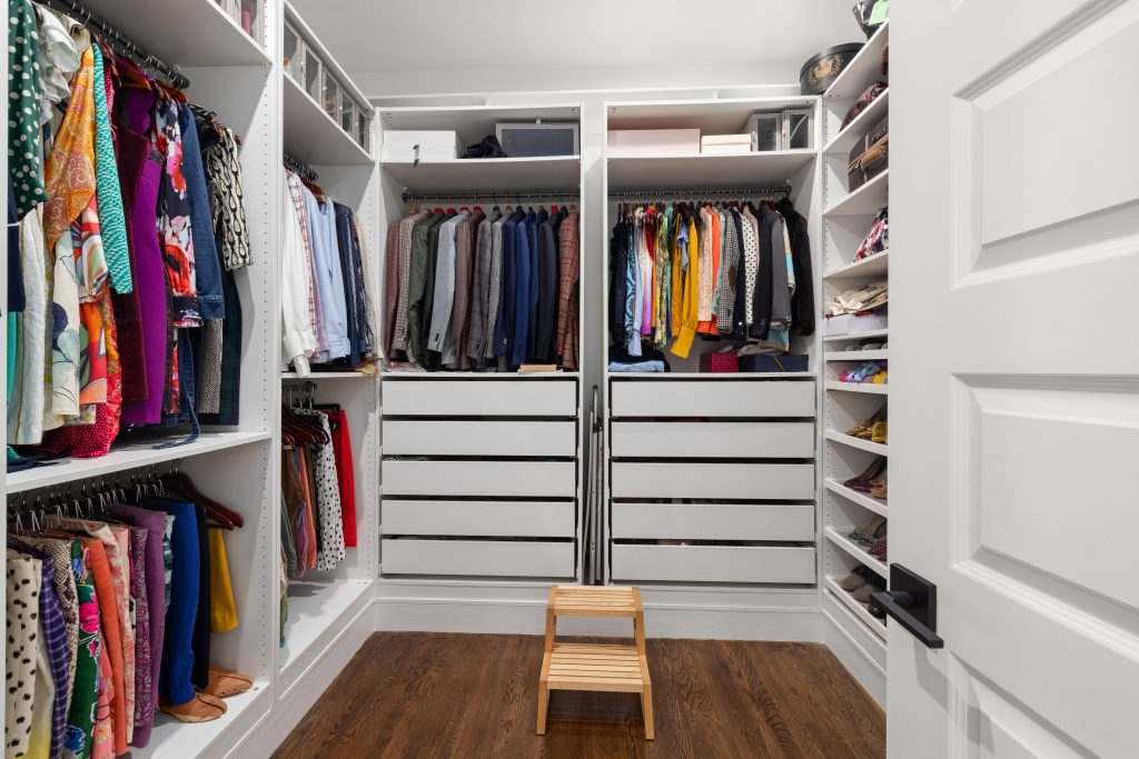 Dressing bien organisé avec vêtements et chaussures colorés