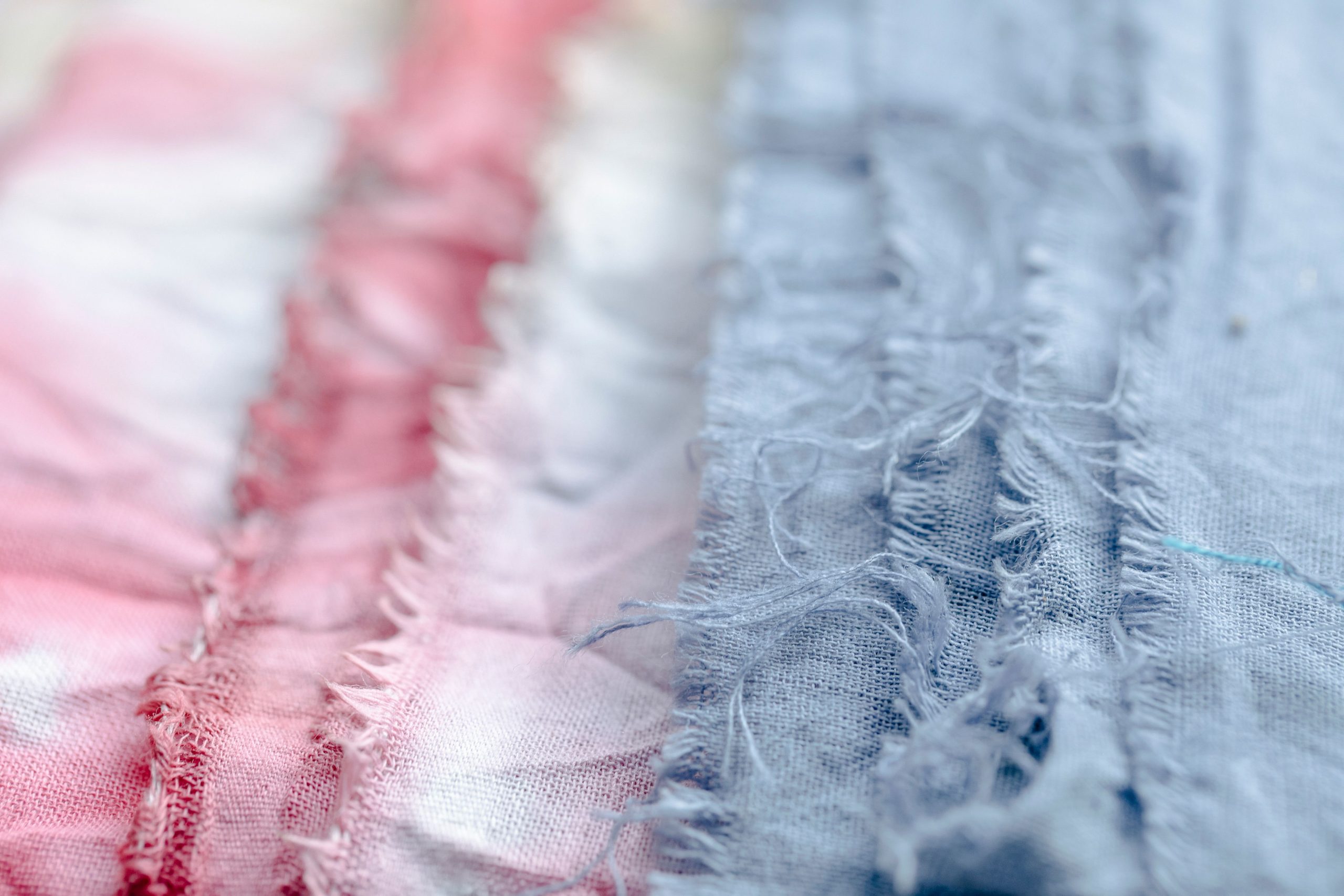 Fils textiles bleu rose production vetements