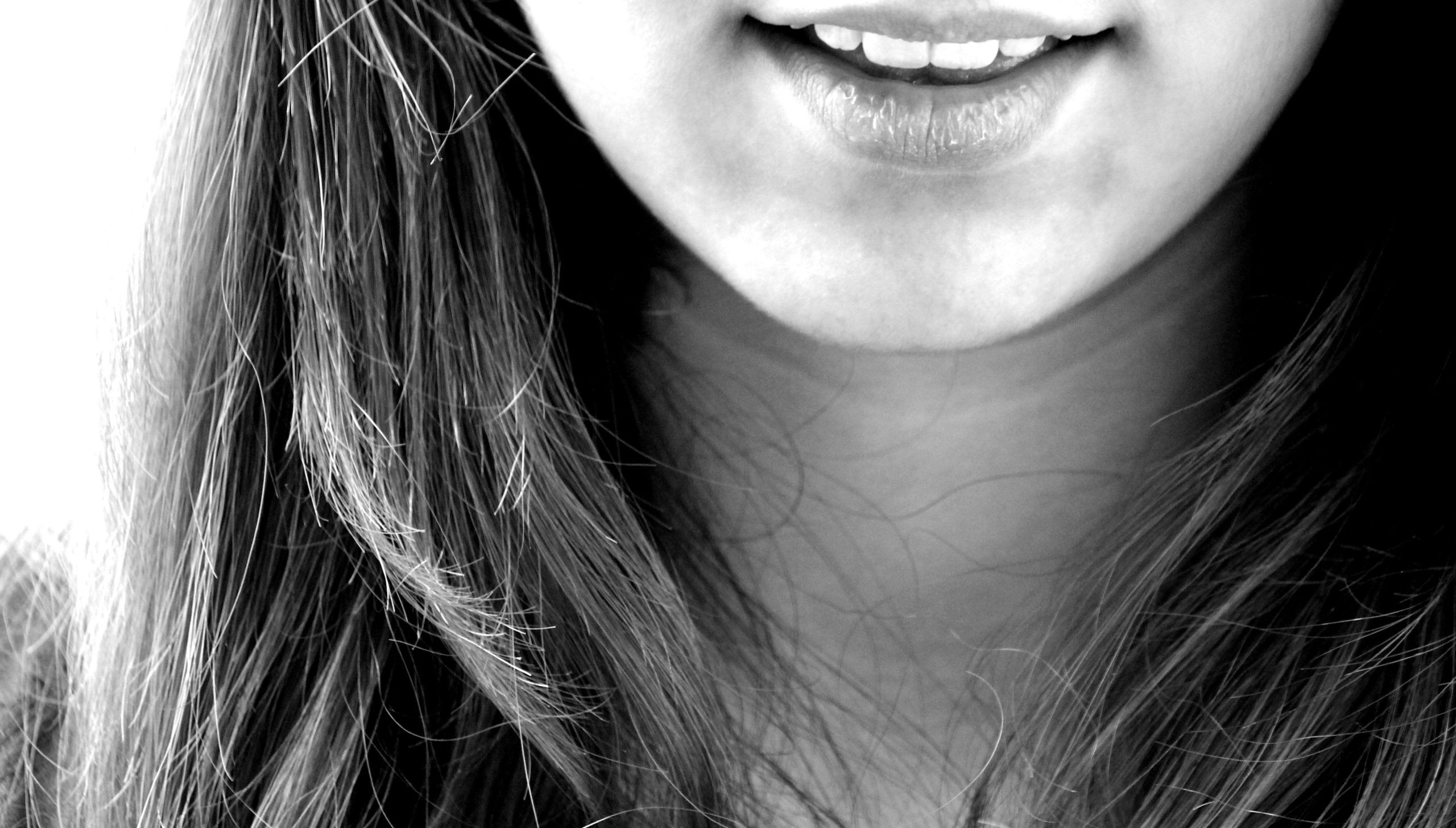 Gros plan sur une bouche souriante et menton