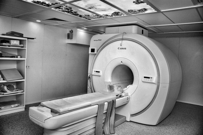 Machine IRM moderne dans une salle d'hôpital