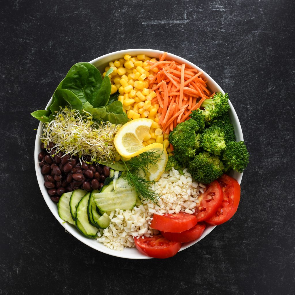 Bol de salade colorée vue du dessus