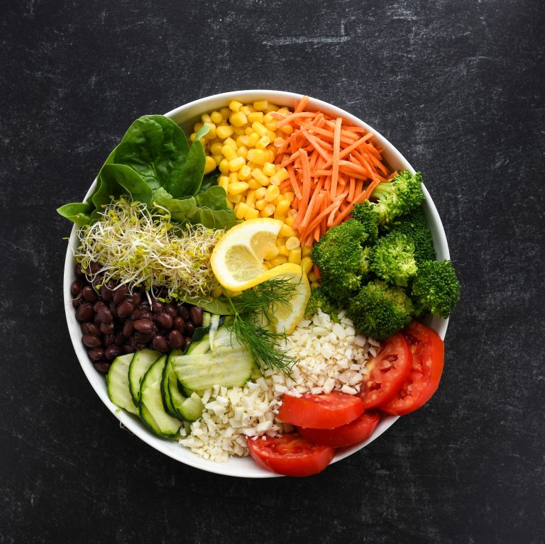 Bol de salade colorée vue du dessus