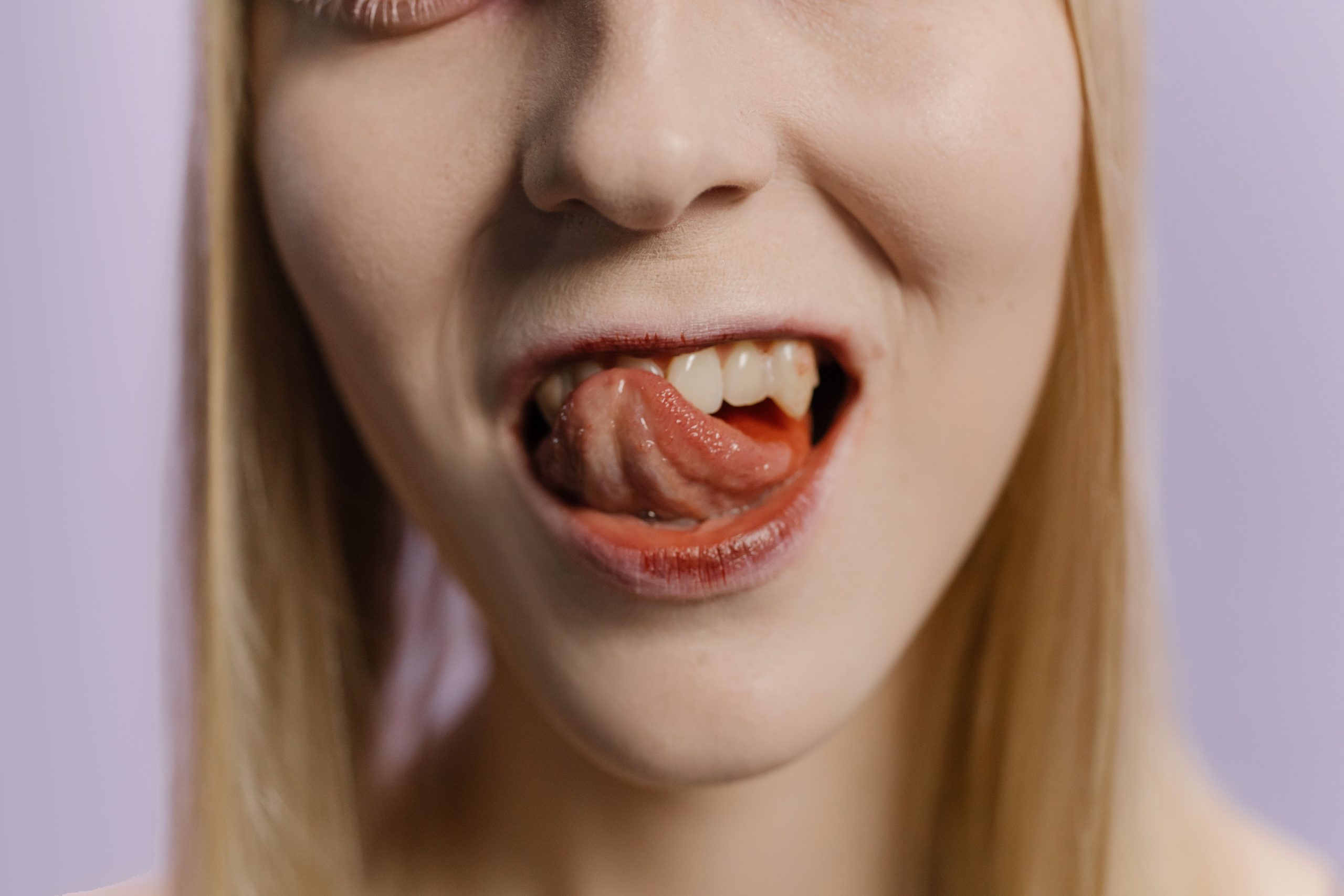 Portrait d'une femme tirant la langue