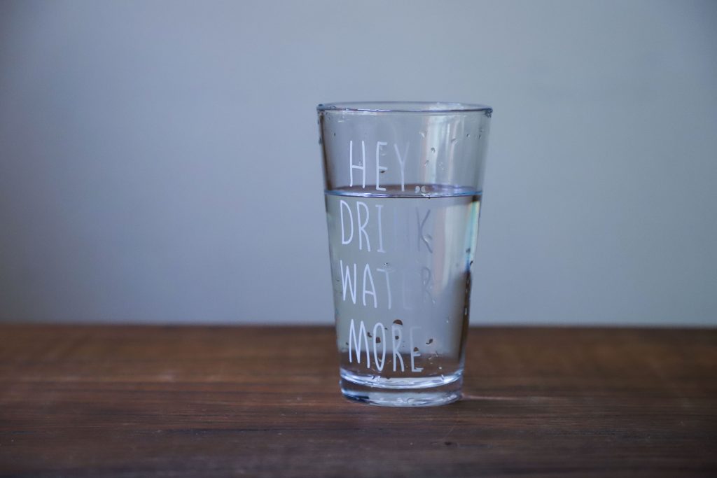 Verre d'eau claire sur table avec texte